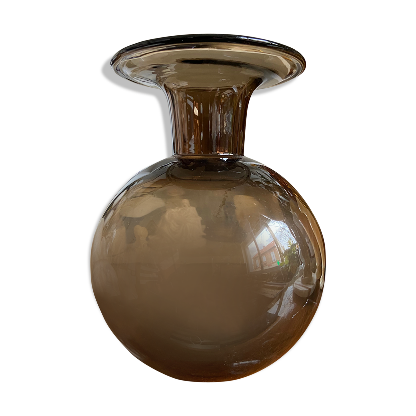 Vase boule en verre fumé