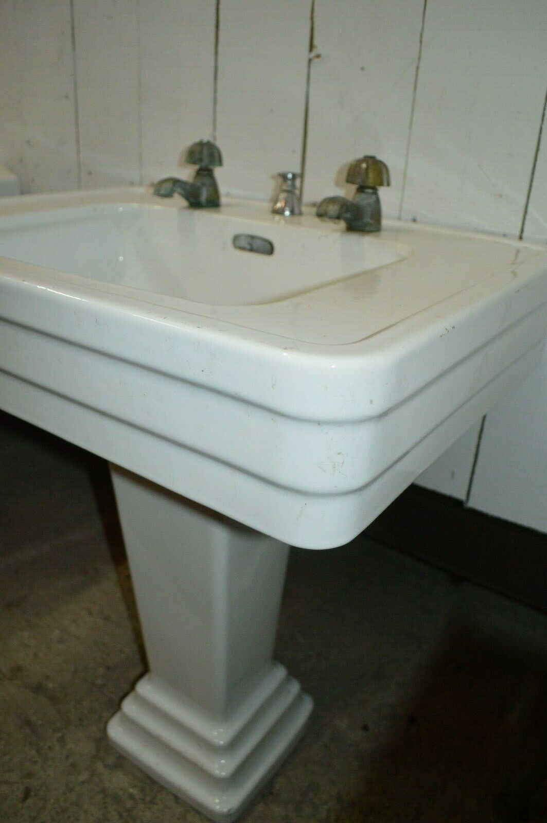 Earthenware sink
