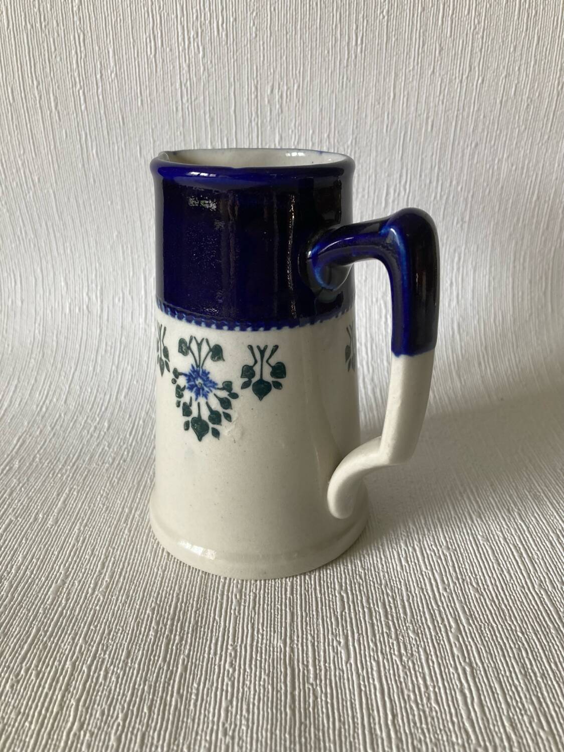 Pichet Saint-Uze en terre d’acier bleu, blanc et à décor floral