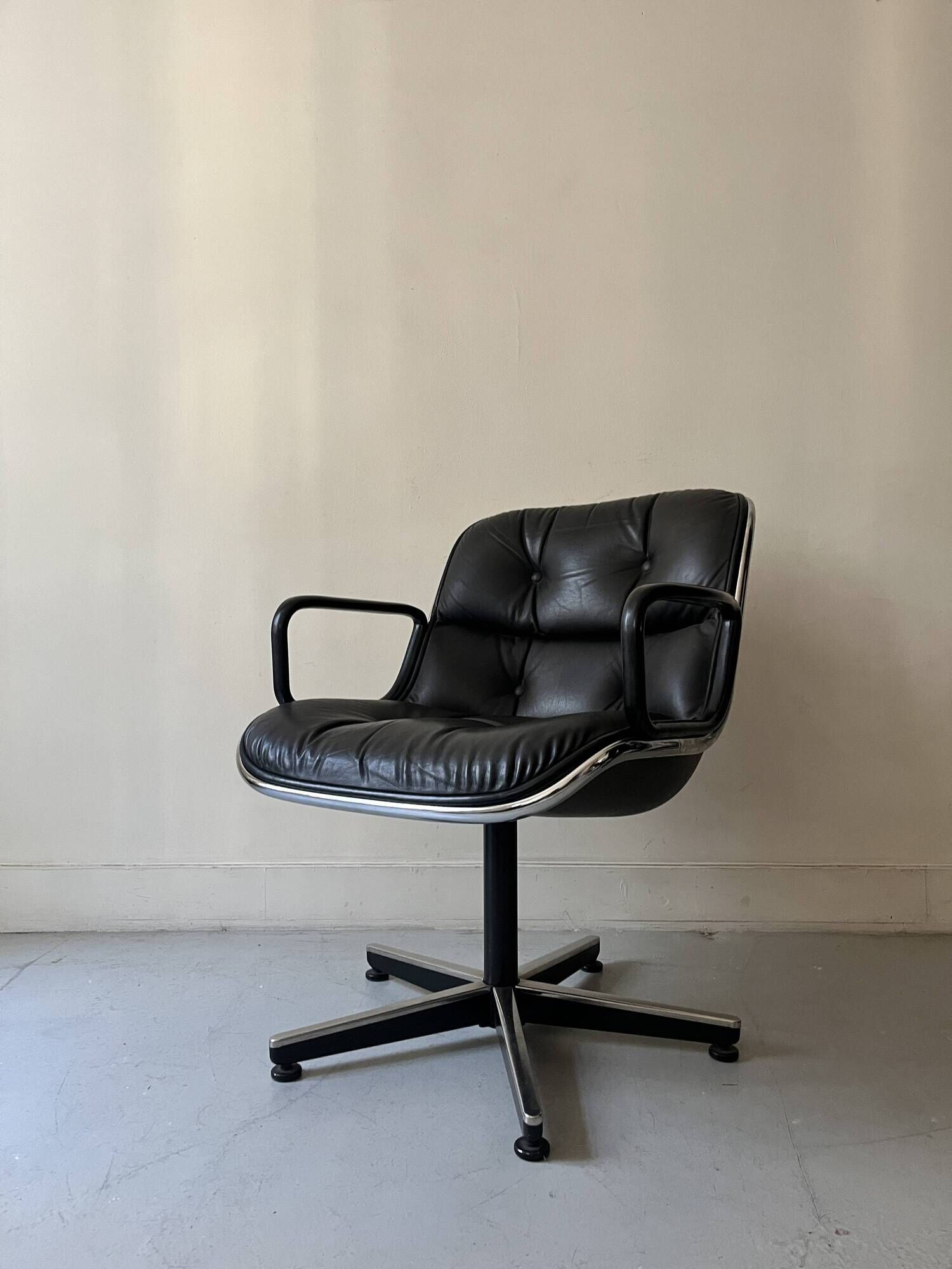 Black leather office chair and armrest by Charles Pollock for Knoll International