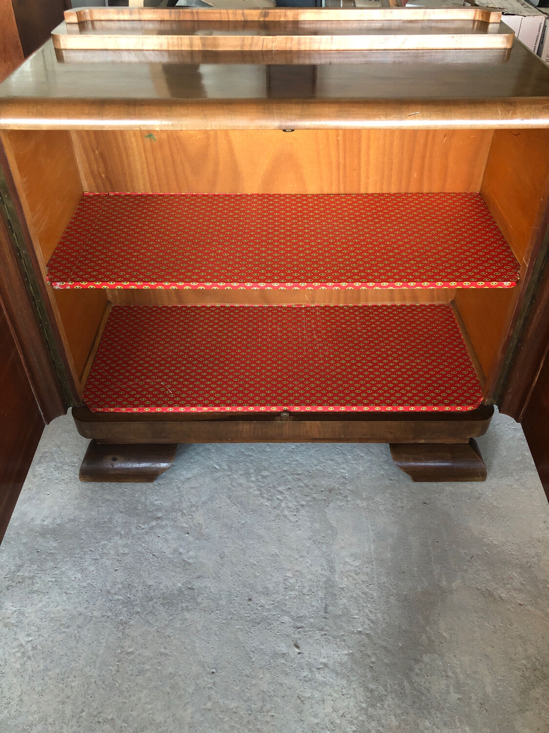 Art deco wooden chest of drawers from the 1940s