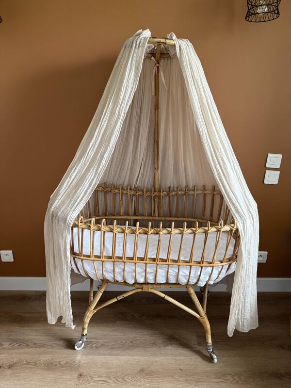 Berceau ancien rotin