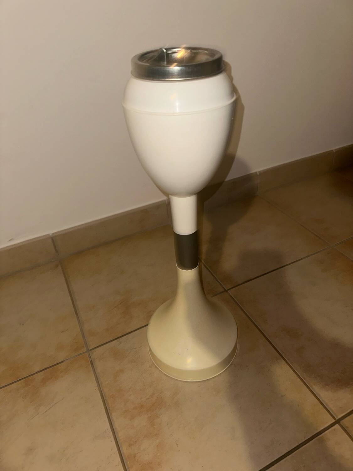 Italian ashtray 1970's in white plastic with its space age tulip foot