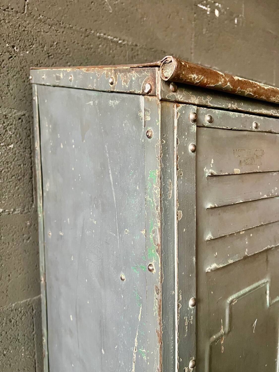 Industrial locker room from the Gantois brand around 1930