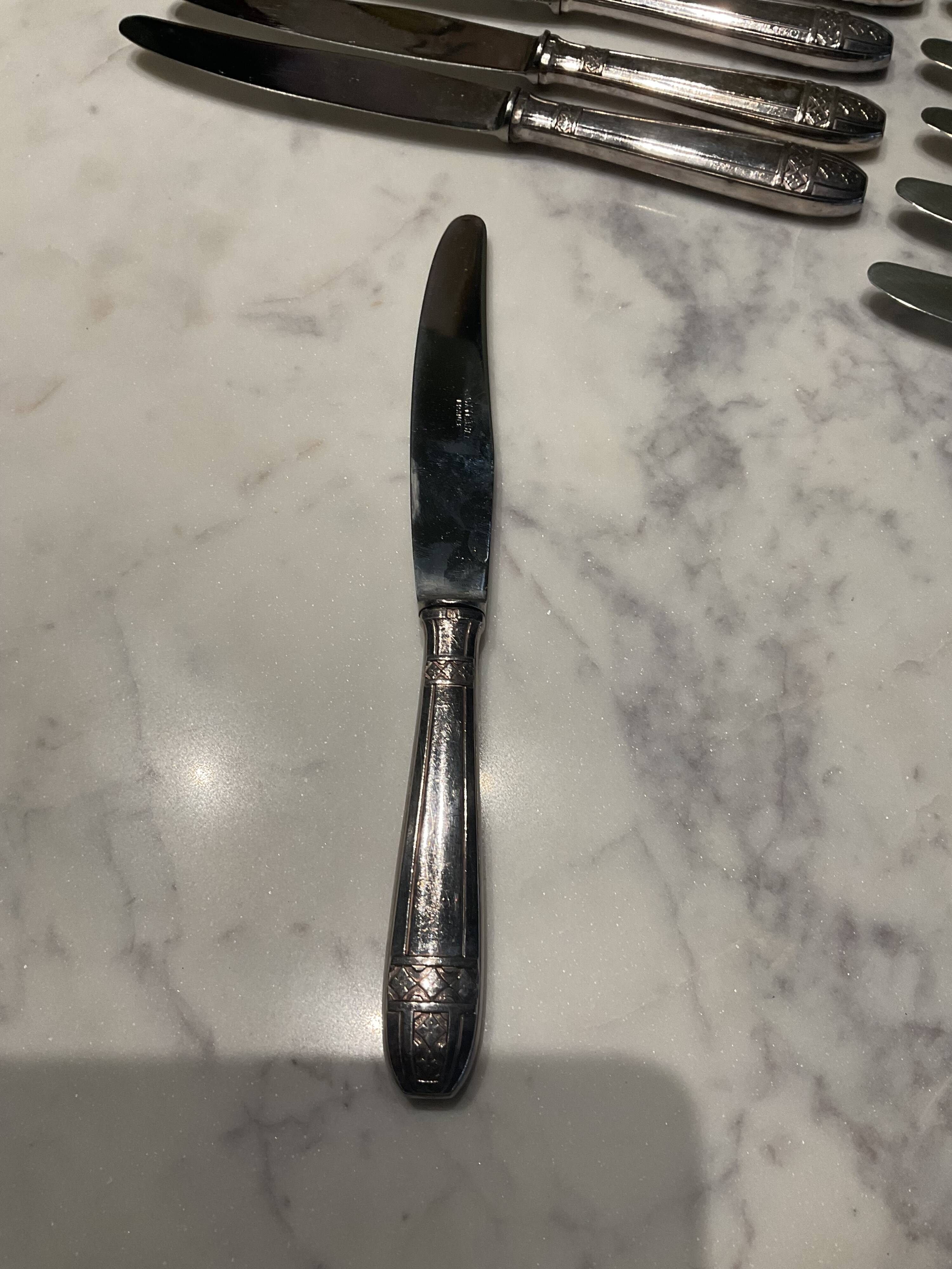 12 couteaux . métal argenté . art deco