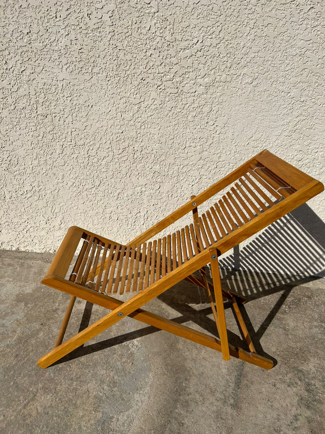 Solid wood folding deck chair