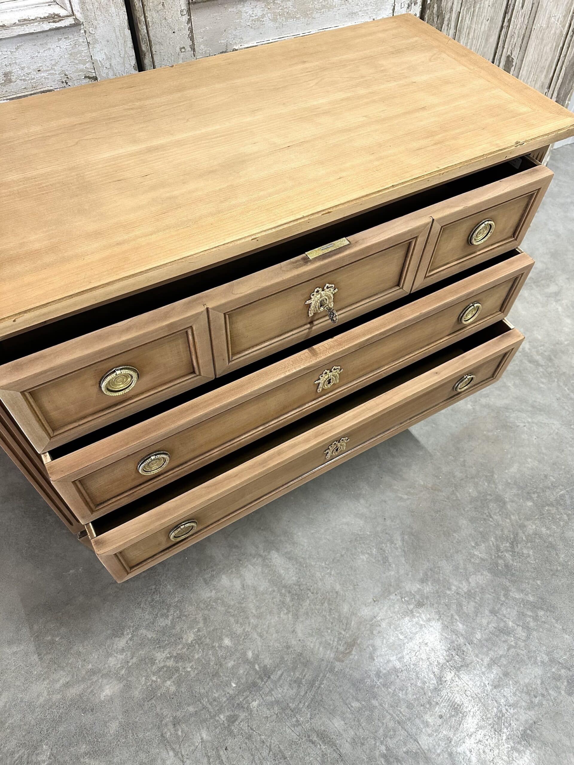 Commode Louis XVI en merisier clair vers 1970