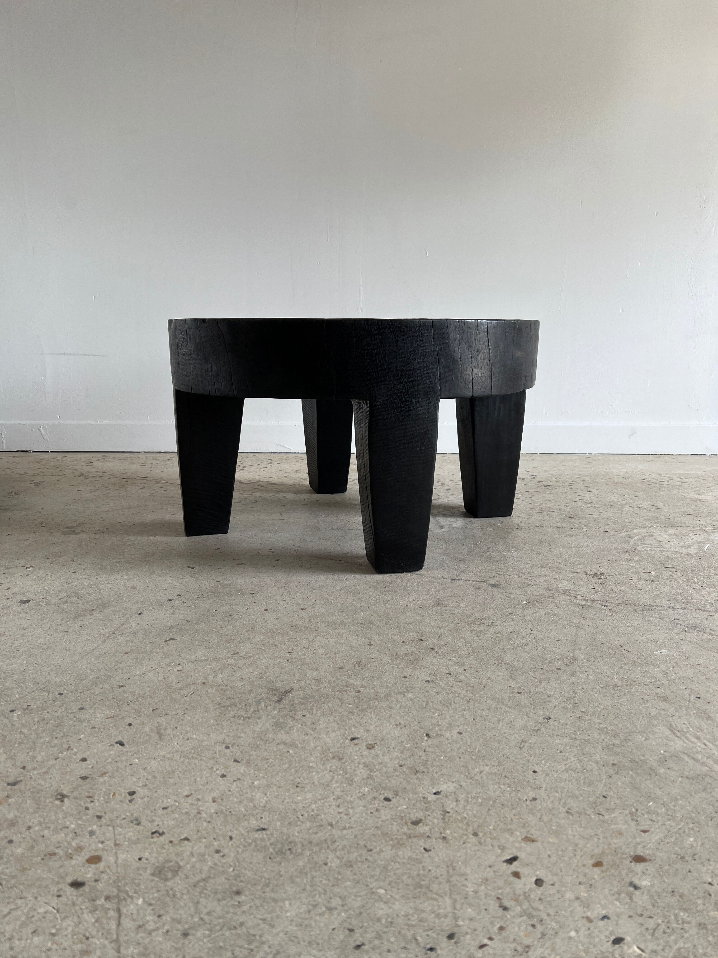 Coffee table en bois massif monoxyle noir