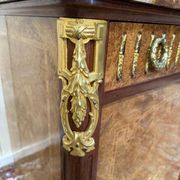 Buffet de style Louis Louis XVI en marqueterie