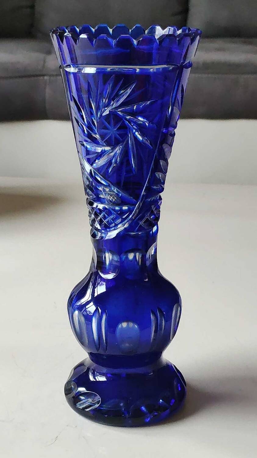 Bohemian cut crystal vase. Notched neck. Sophisticated stars, 26 cm