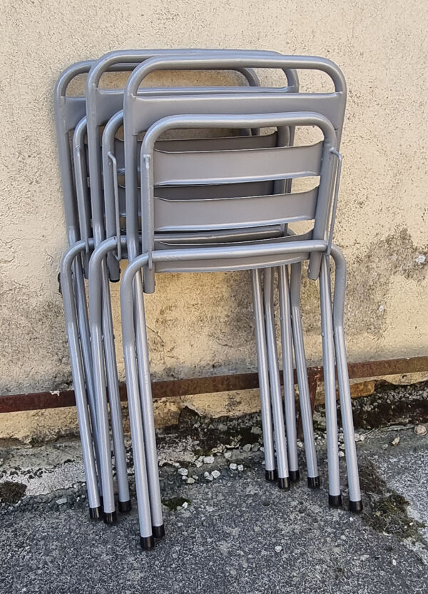 Table tolix, design indus, et ses 3 chaises pliantes, dessinés par xavier pauchard