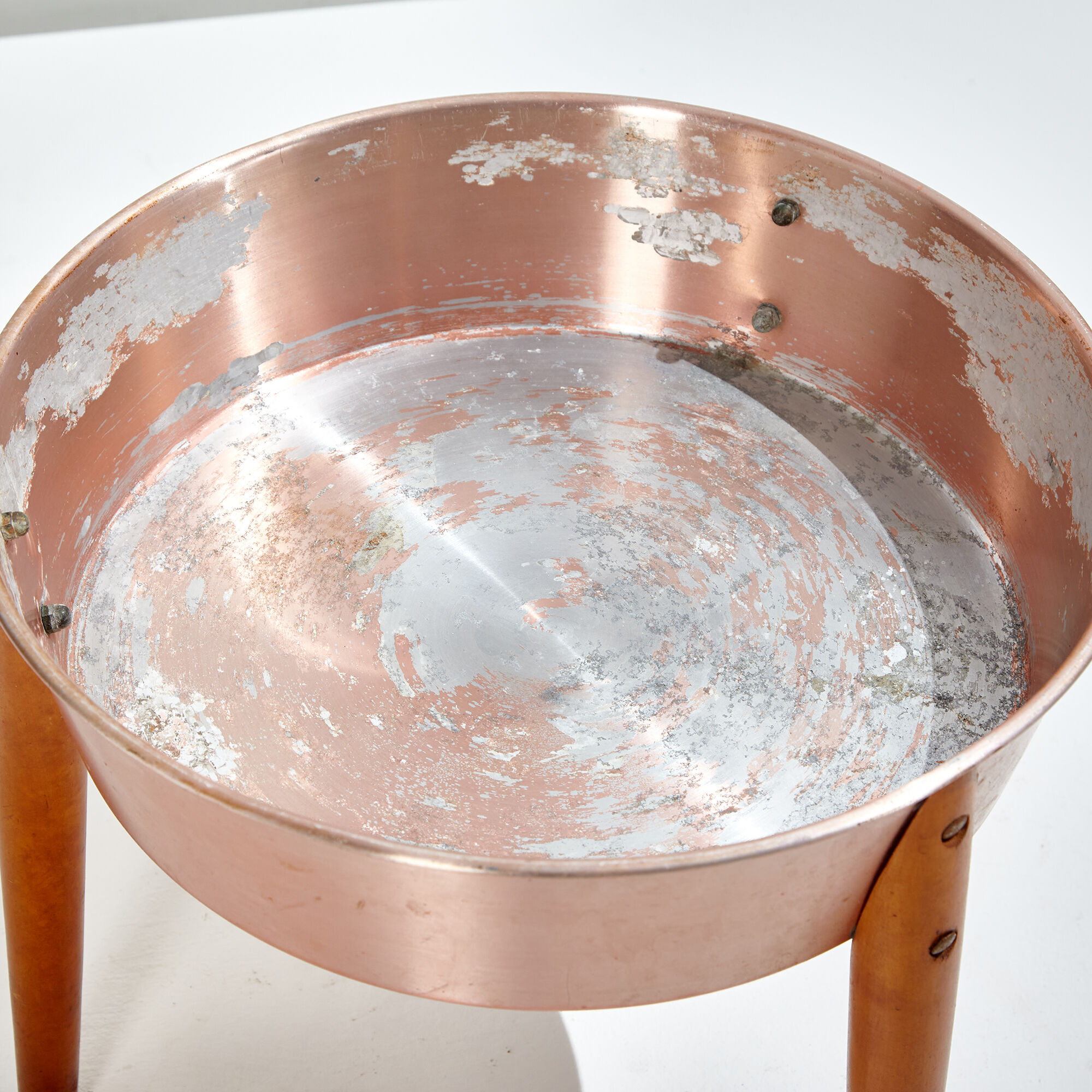 Aluminum plant holder on beech legs