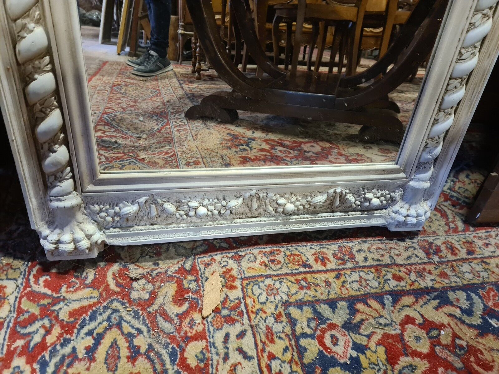 Beige patinated mirror with women's heads