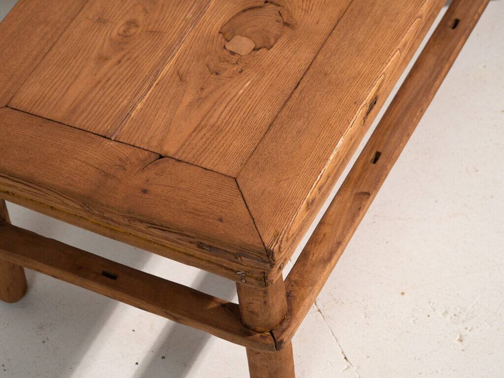Table basse ancienne en bois de pin – Chine, vers 1890