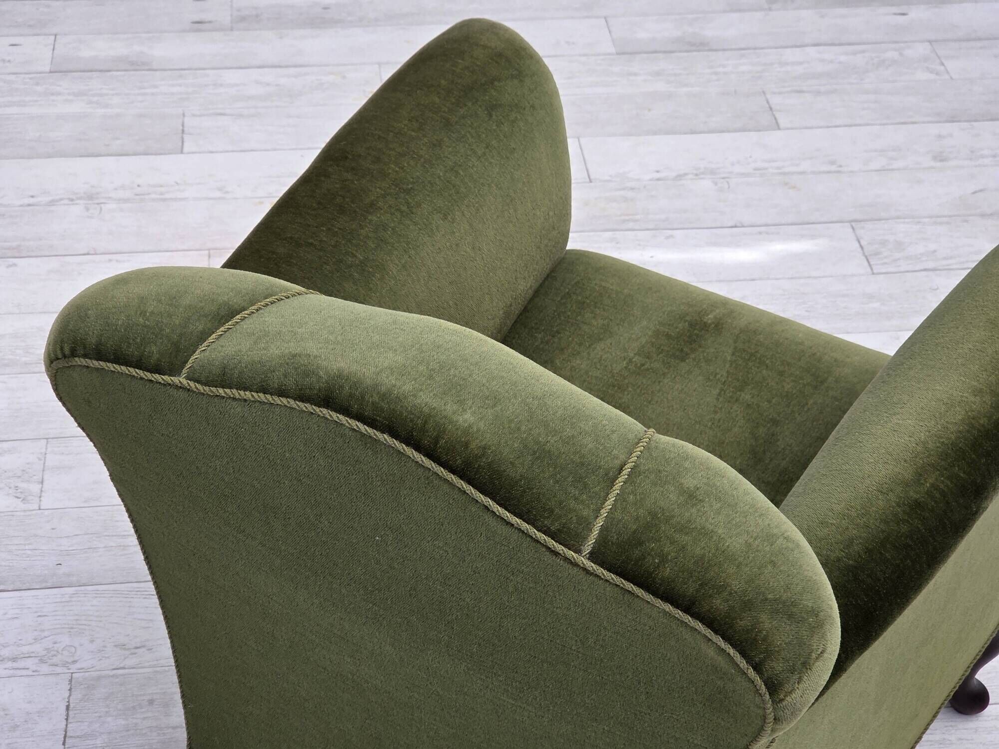 Fauteuil danois des années 1950, velours vert, pieds en frêne.