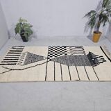 Handmade pure wool rug in black and white, size 150 x 250 cm.