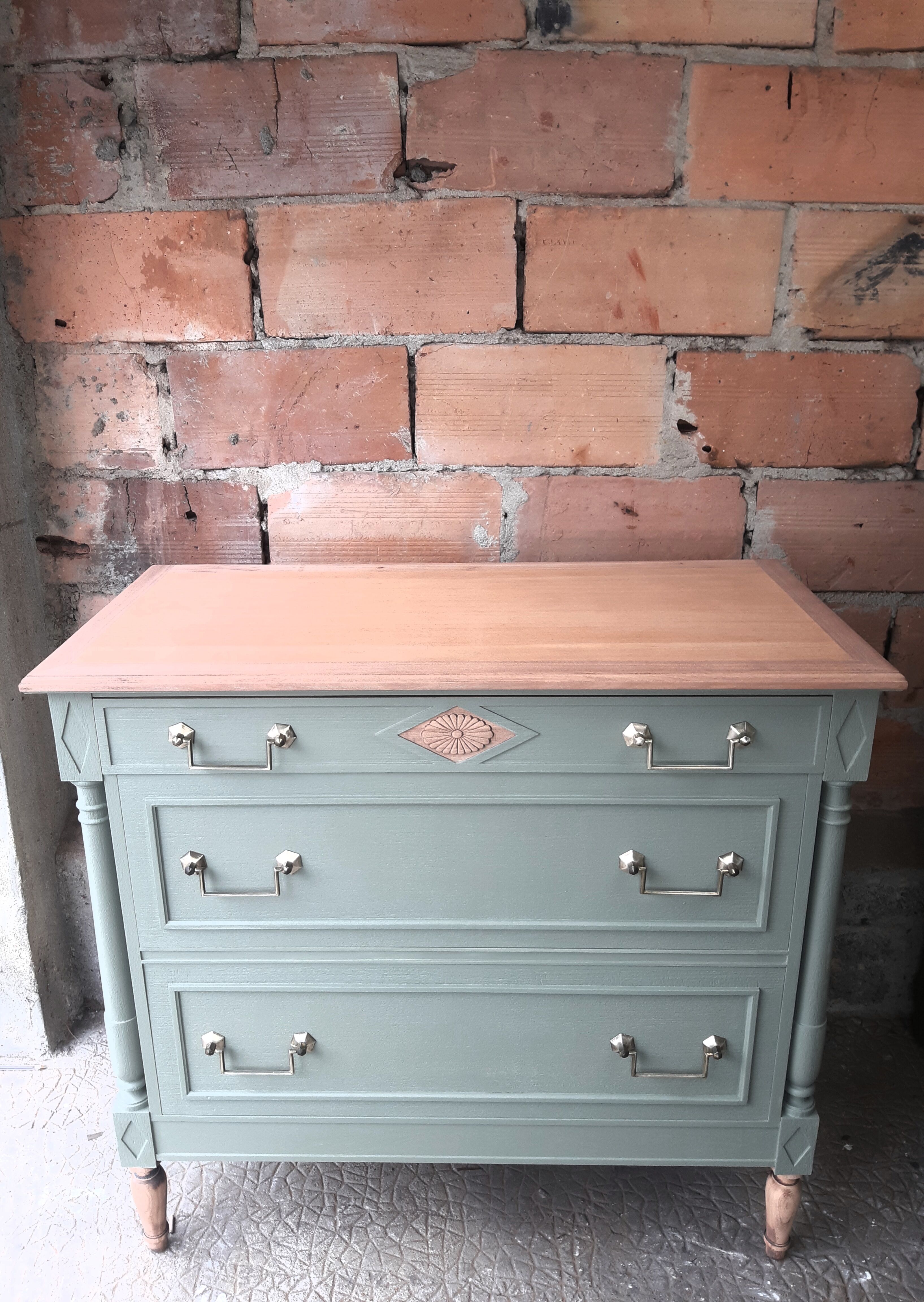 Commode redécorée couleur vert