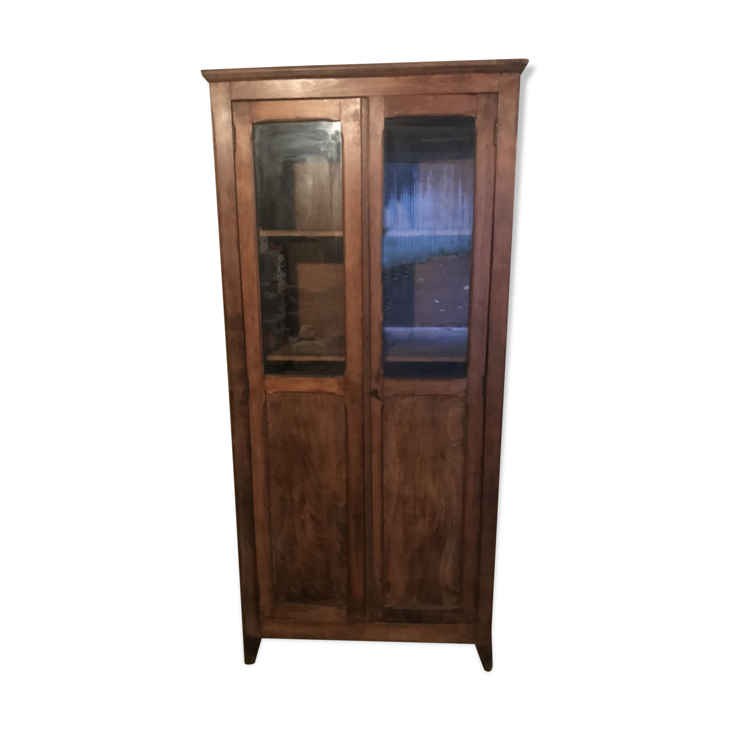 Small Parisian wardrobe showcase