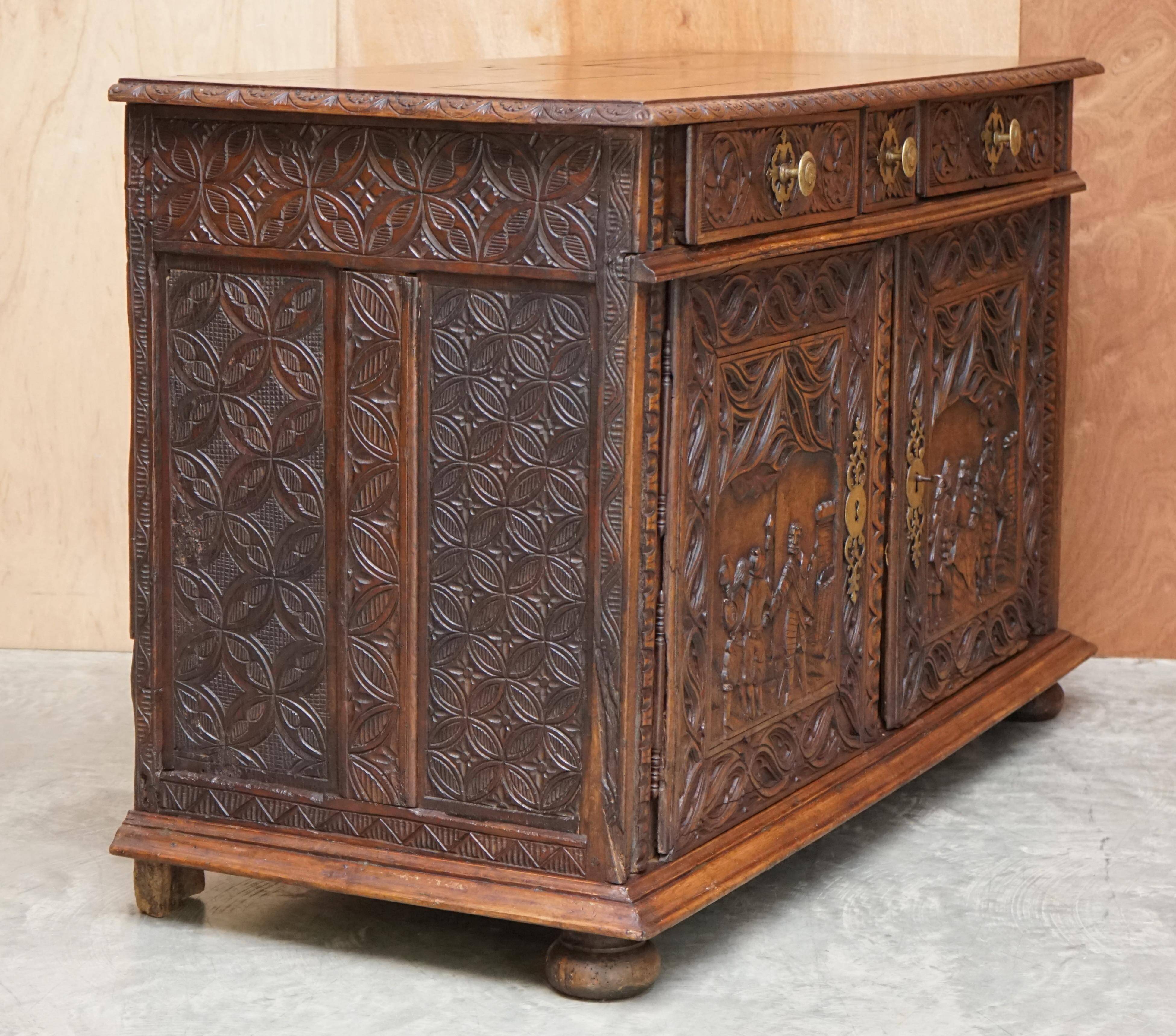 Buffet Continental en Chêne Sculpté Circa 1800 avec Panneaux Militaires