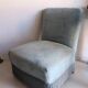 Fauteuil chauffeuse crapaud vintage en velours bleu à franges