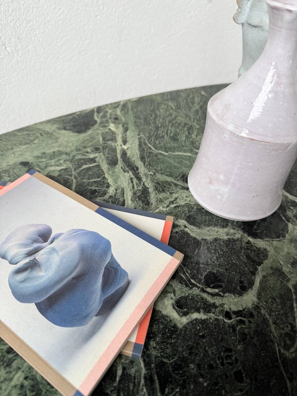 Table basse en marbre vert et laiton par Michel Kin pour Arflex