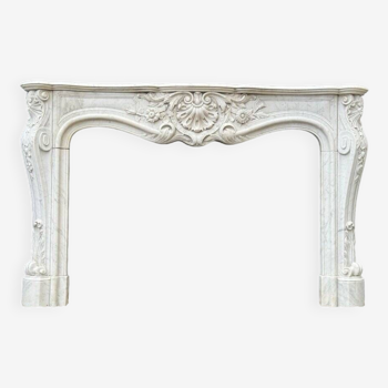 Cheminée de style Louis XV en marbre blanc de carrare vers 1880