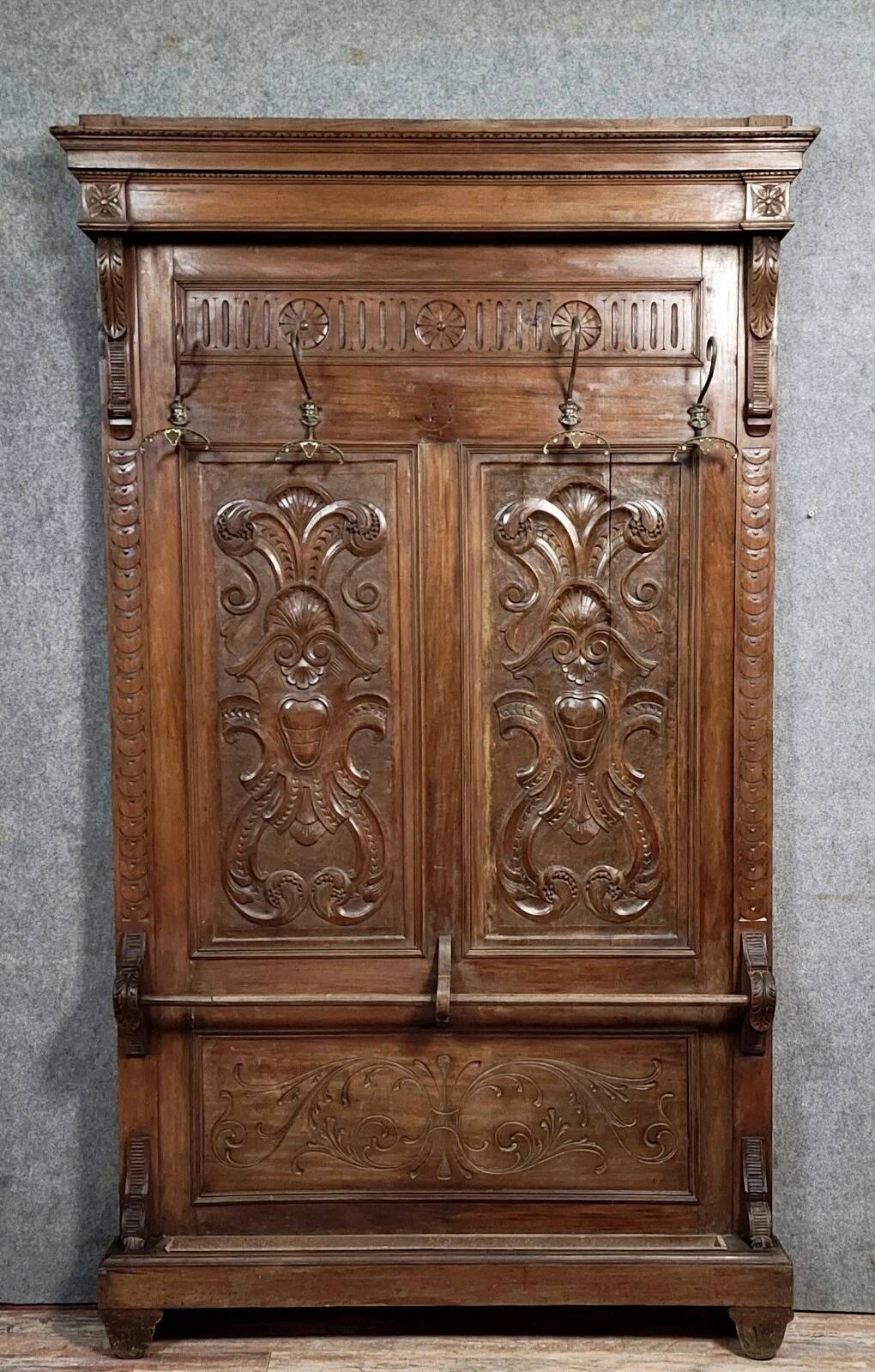 Renaissance style coat rack in carved walnut, 19th century
