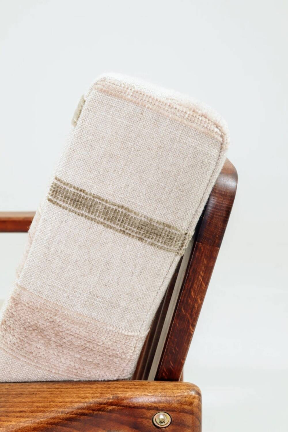 Fauteuil vintage avec coussins en tissu naturel rayé