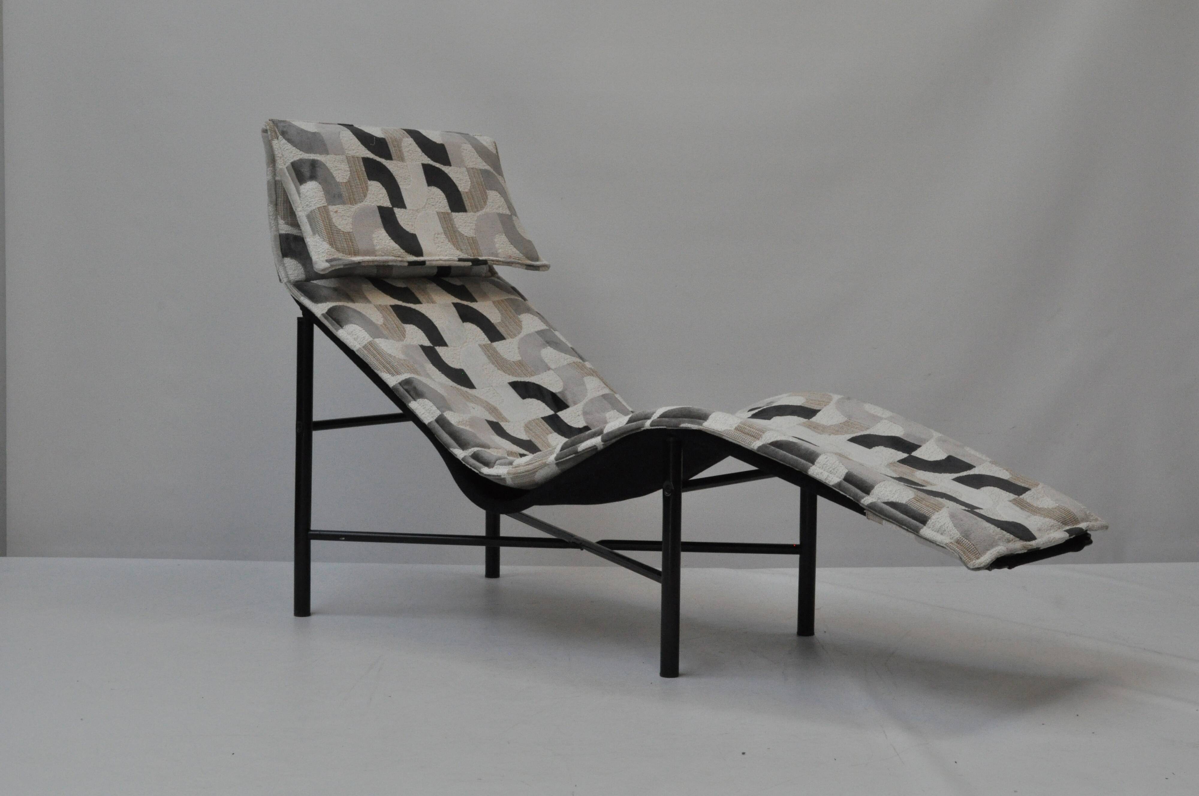 Chaise Longue Sculpturale ‘Skye’ par Torbjörn Björklund, années 1980 – Rembourrée à neuf.