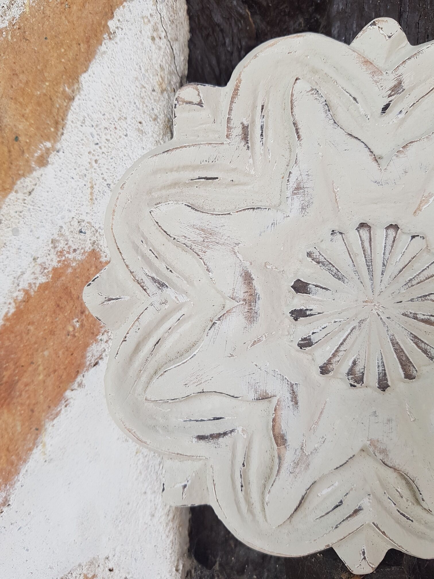 Pediment woodwork flower shape