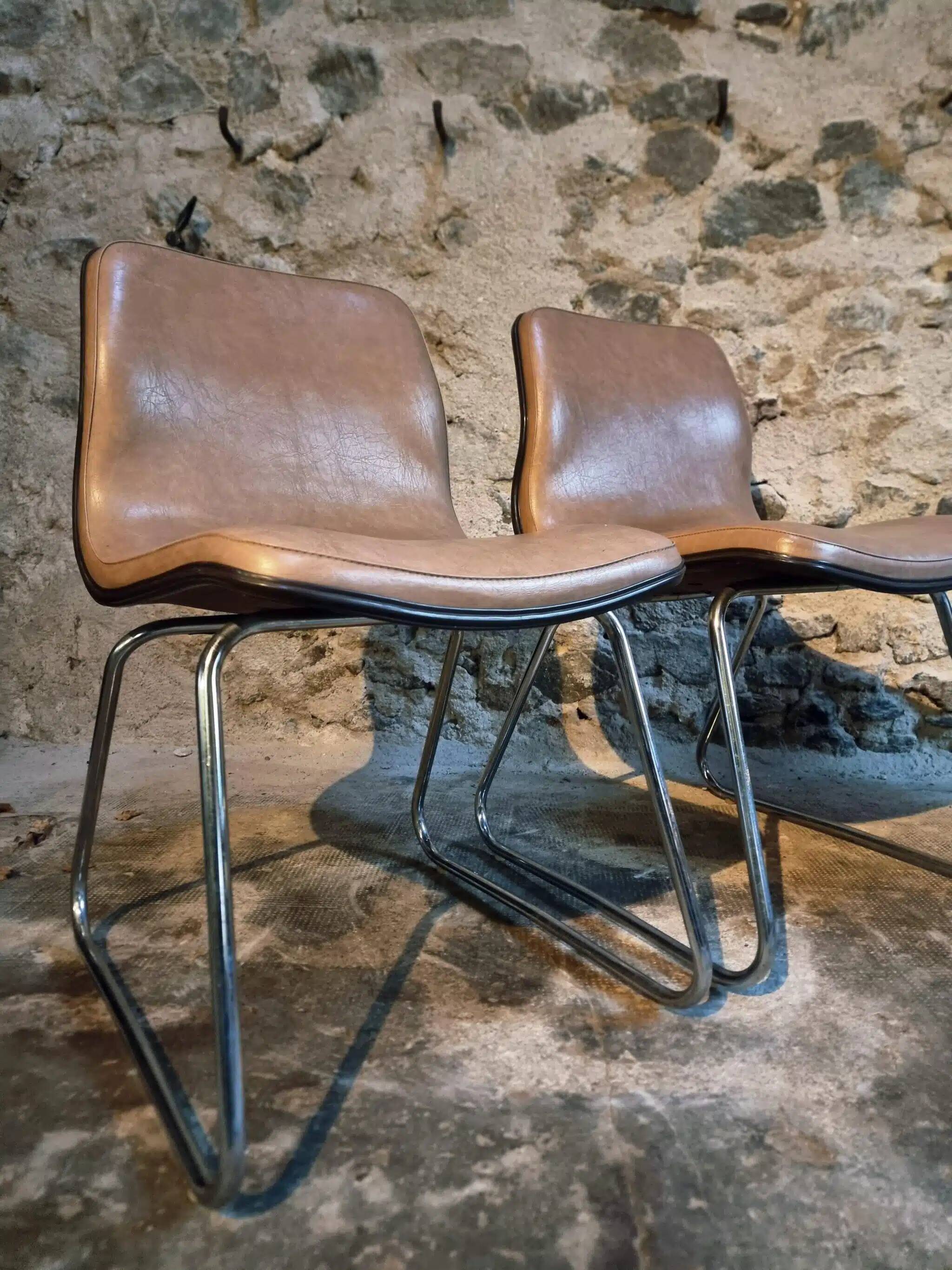 Ensemble de quatre chaises vintage françaises à piètement luge en vinyle beige-taupe, 1976