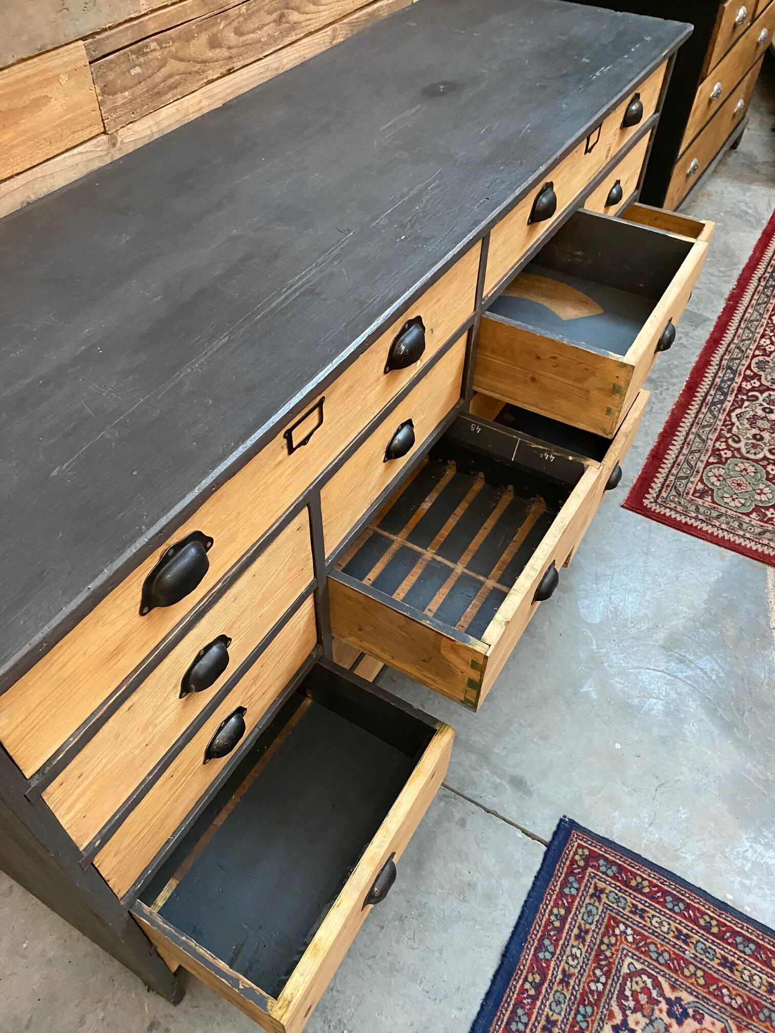 Trade cabinet with drawers