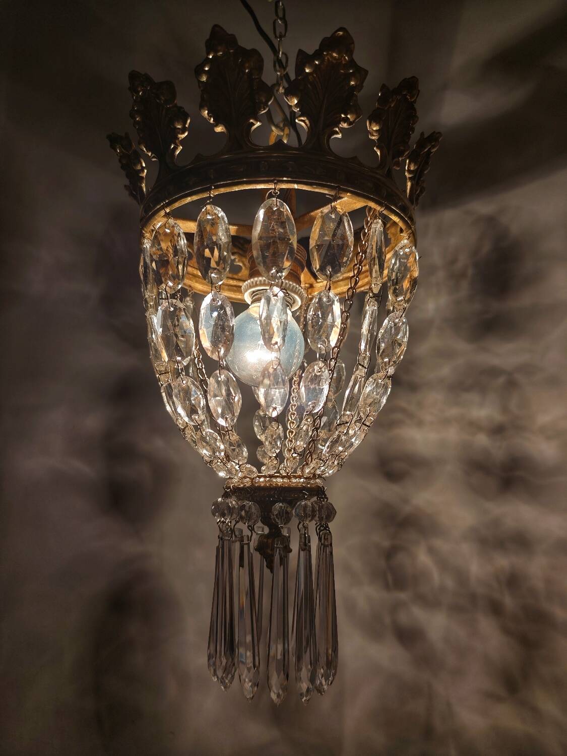 Lámpara de techo de cristales. España, 1950s.