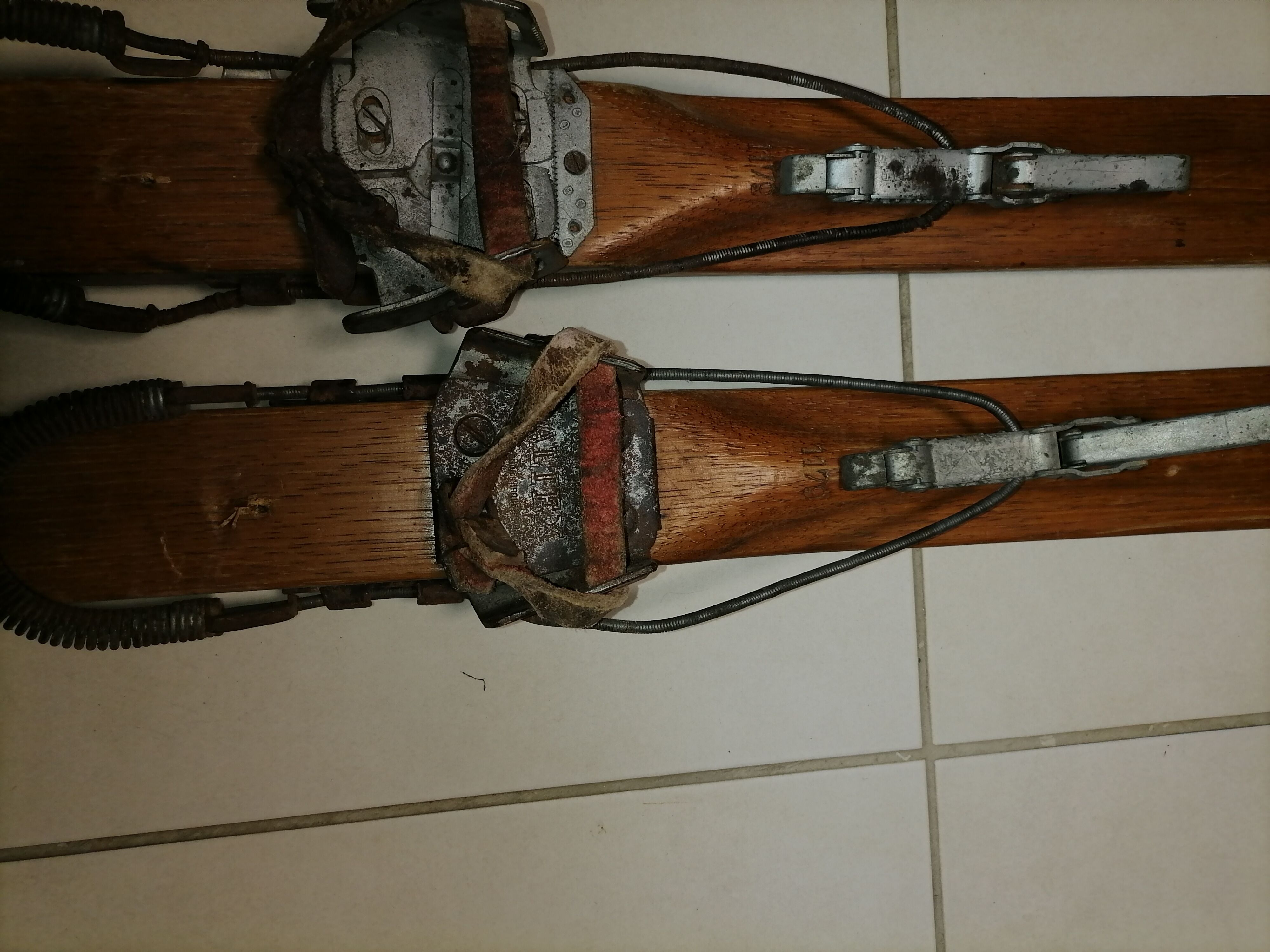 Pair of skis Chambéry Excella
