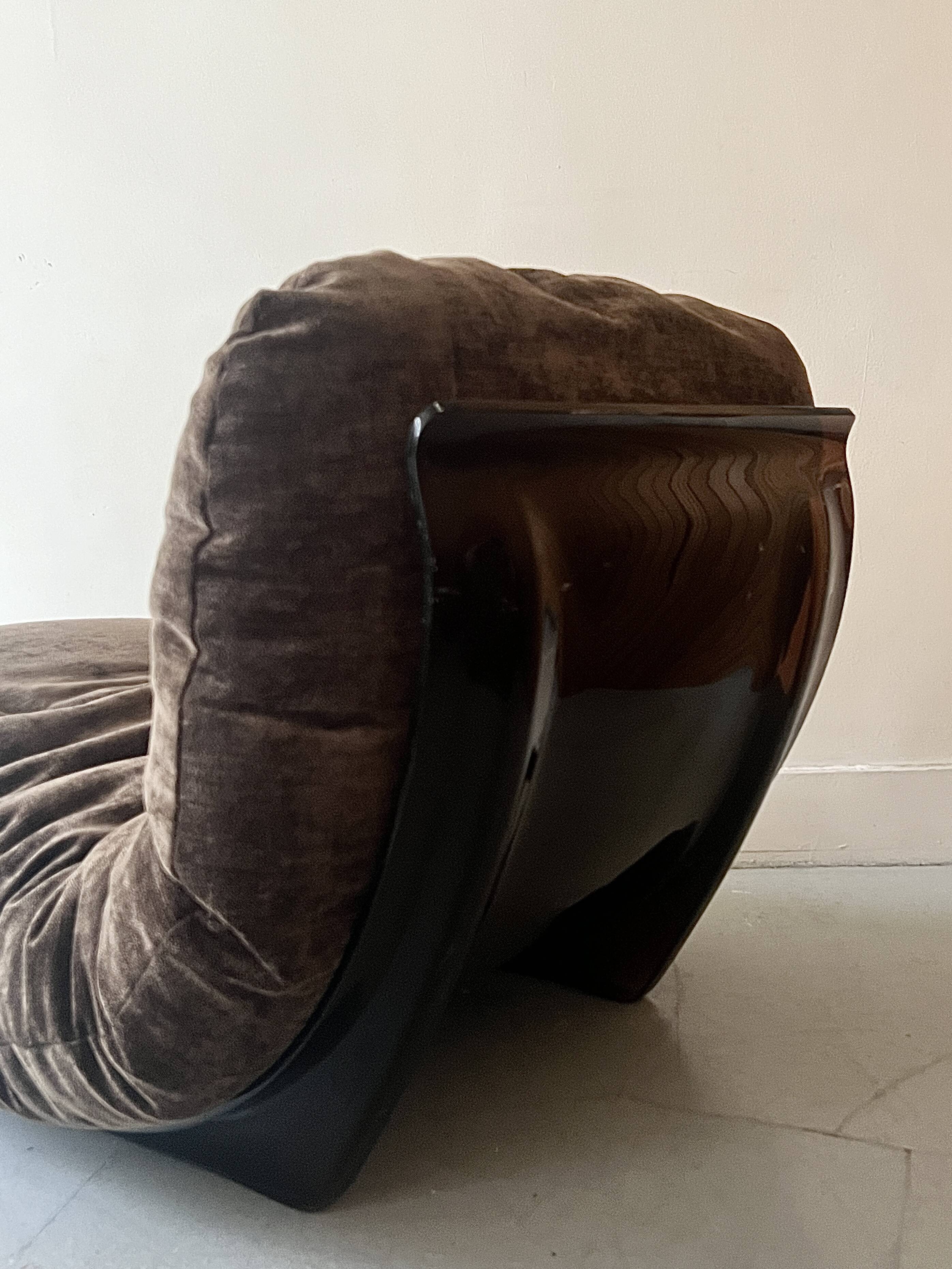 Chauffeuse Marsala en plexiglas fumé & velours ras marron, Ligne roset 1970