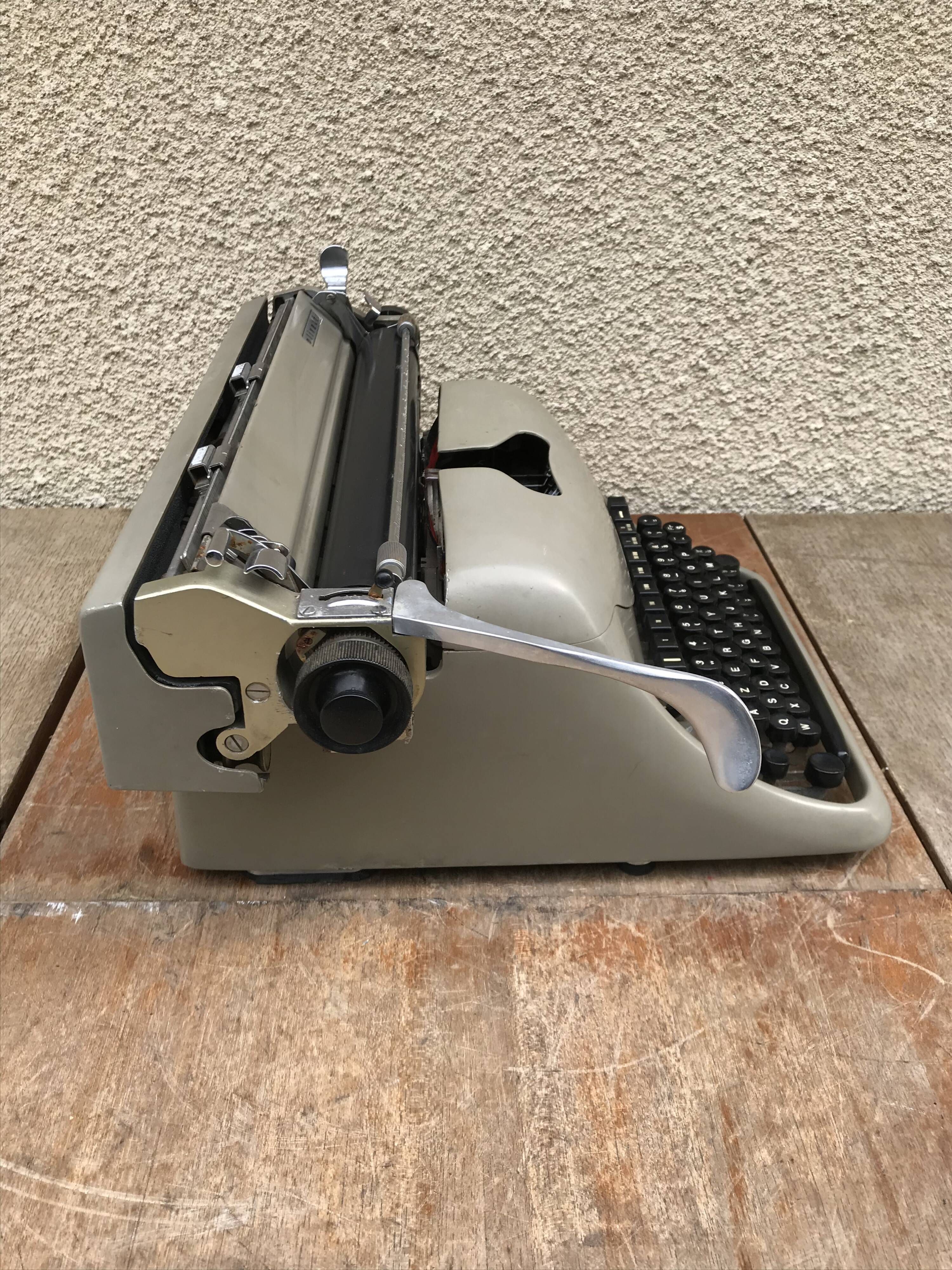 Machine à ecrire Olivetti Lexikon 80 métal gris avec housse vintage