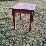 Spindle leg desk