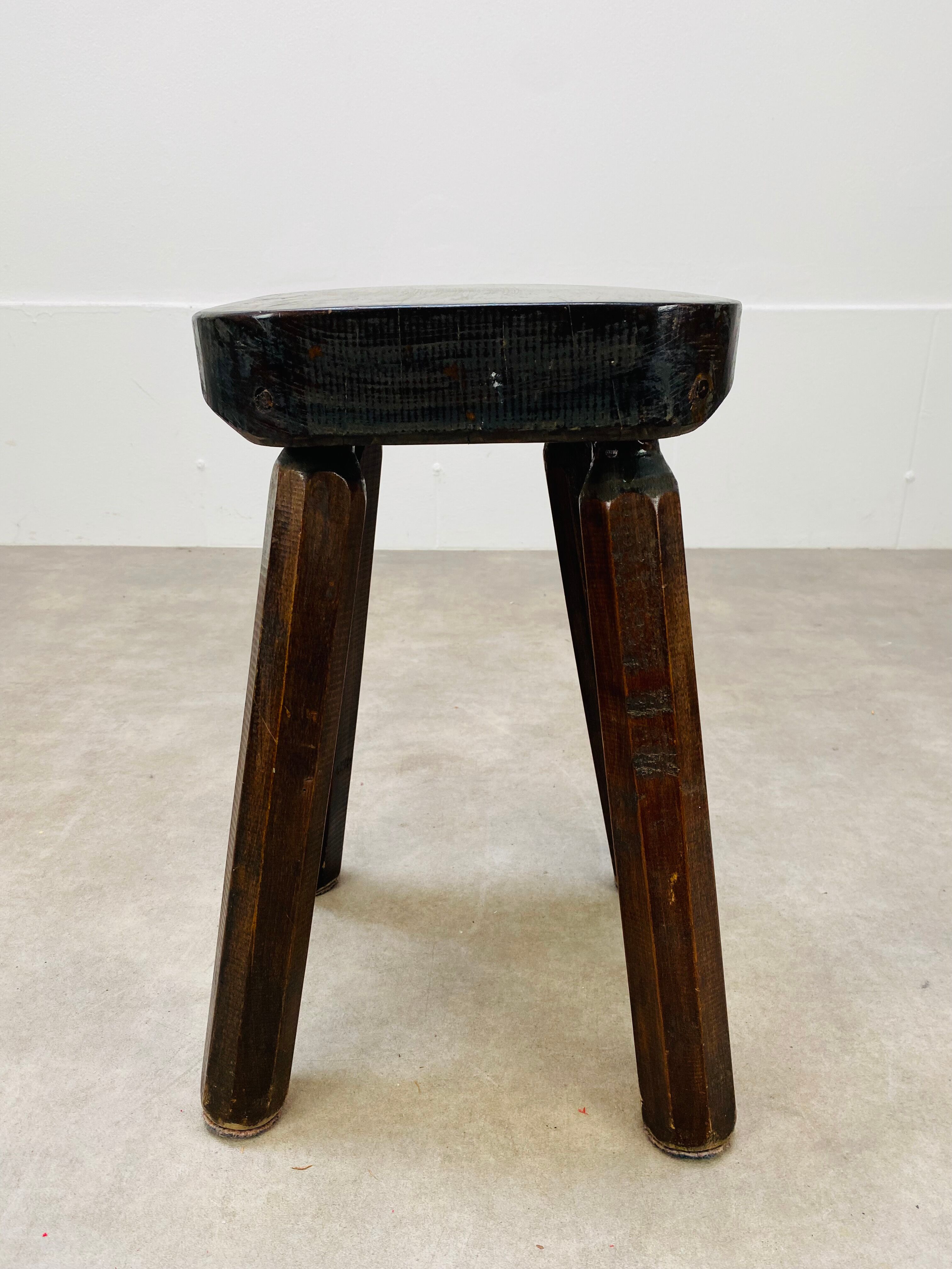 Tabouret brutaliste en bois massif style chalet