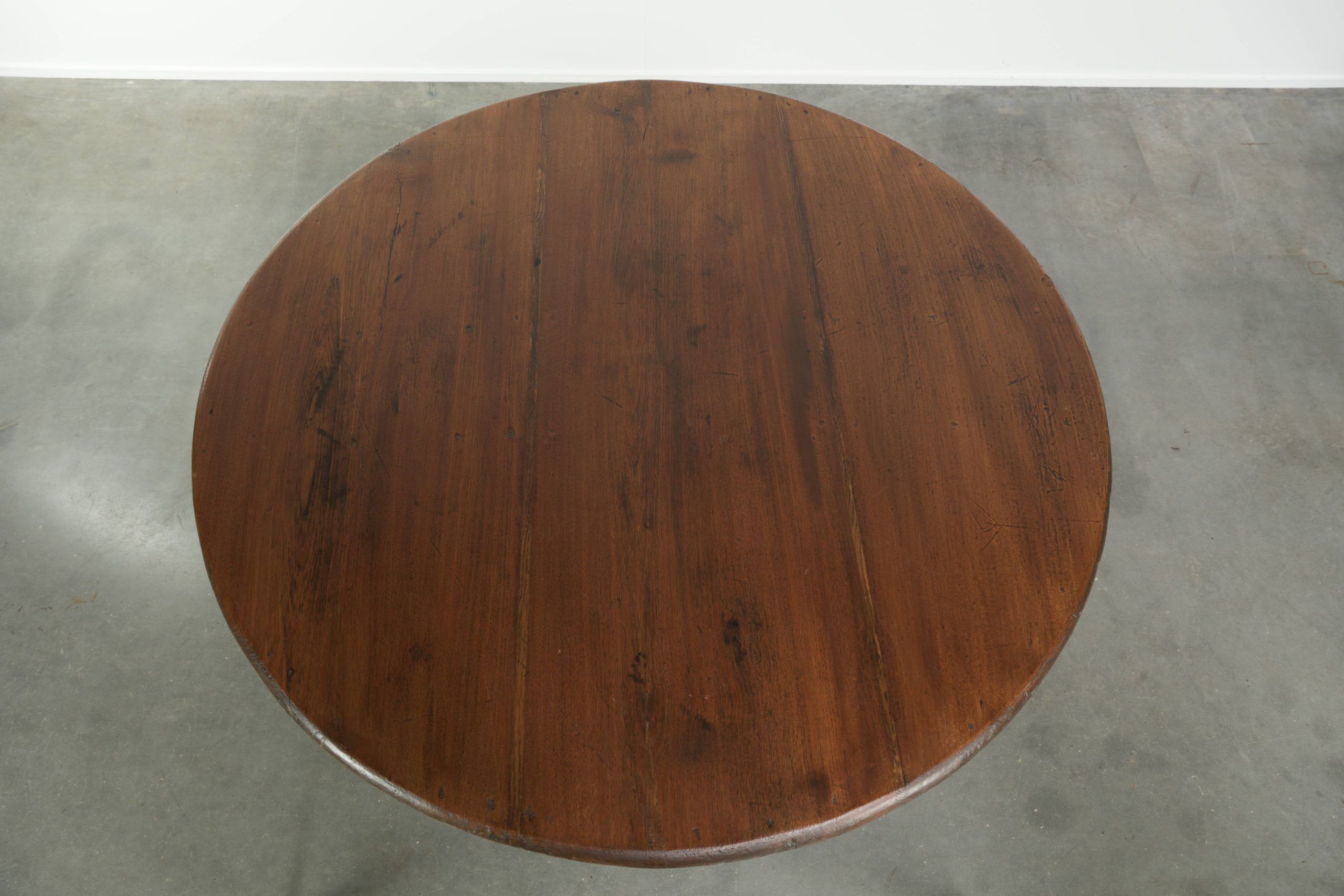 Table à manger ronde rustique en bois subtil avec une belle apparence.