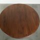 Table à manger ronde rustique en bois subtil avec une belle apparence.