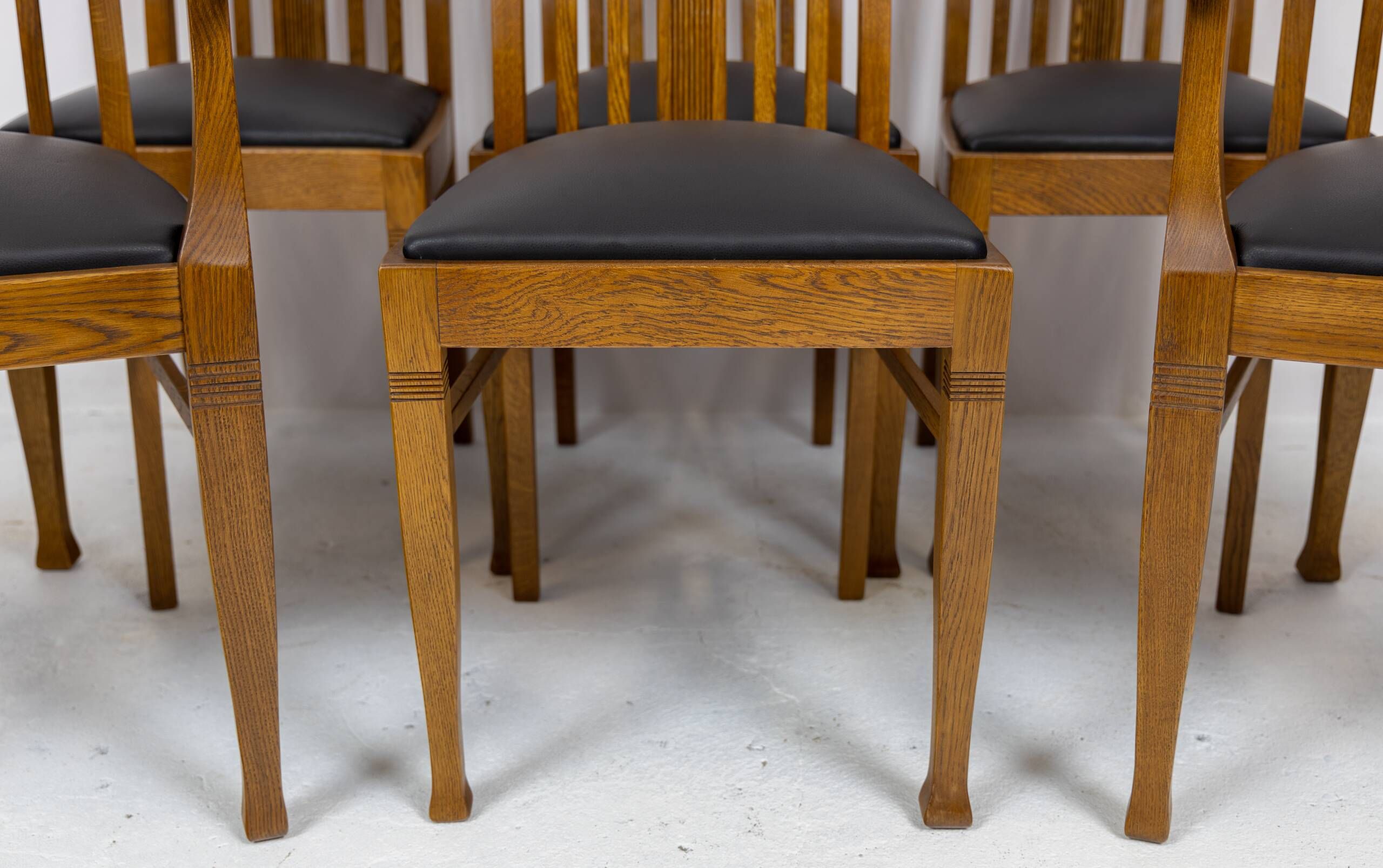 Set of 6 Art Nouveau chairs and armchairs in oak and leather.