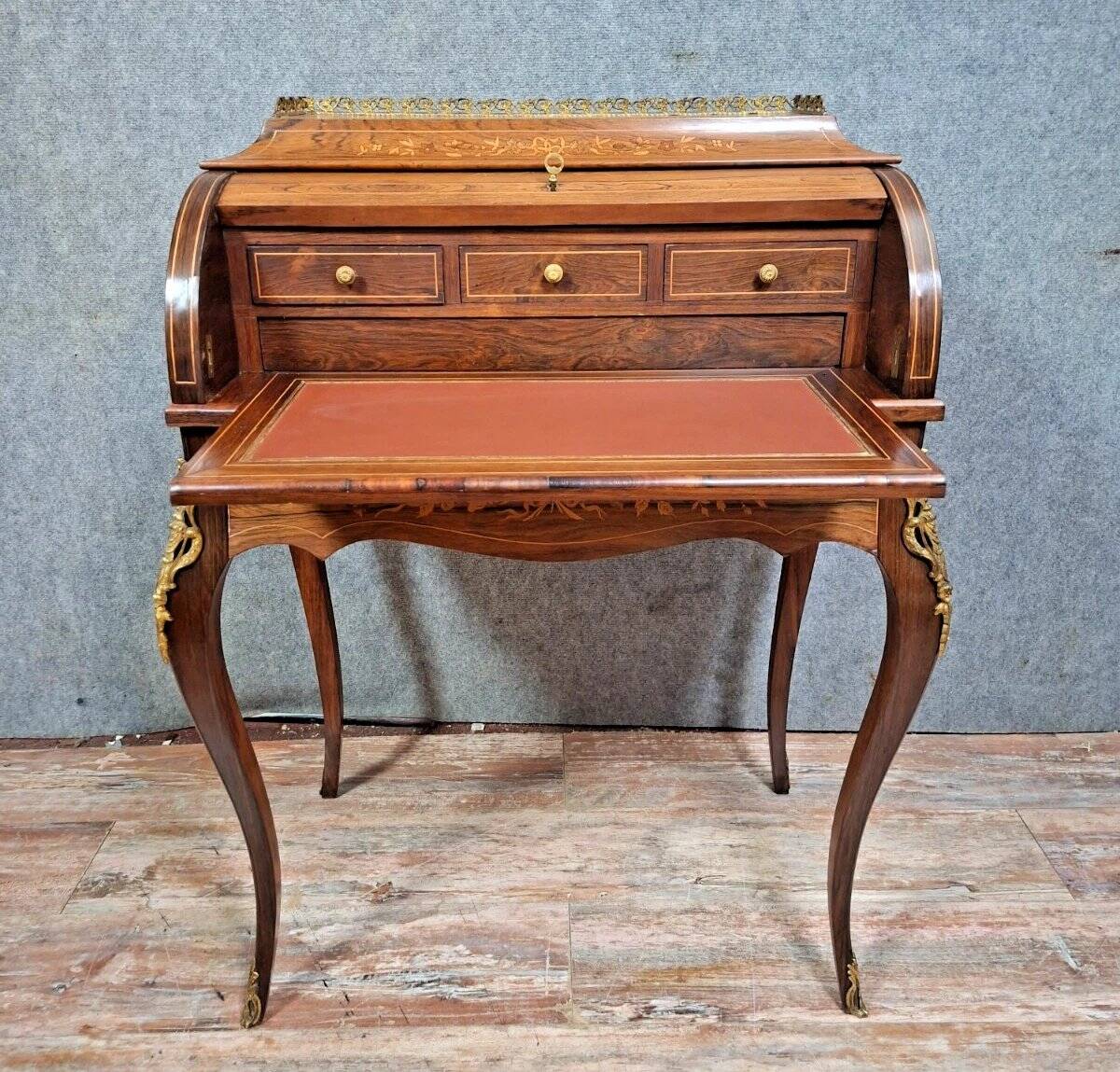 cylinder desk in Louis XV style, elegant and very decorative.