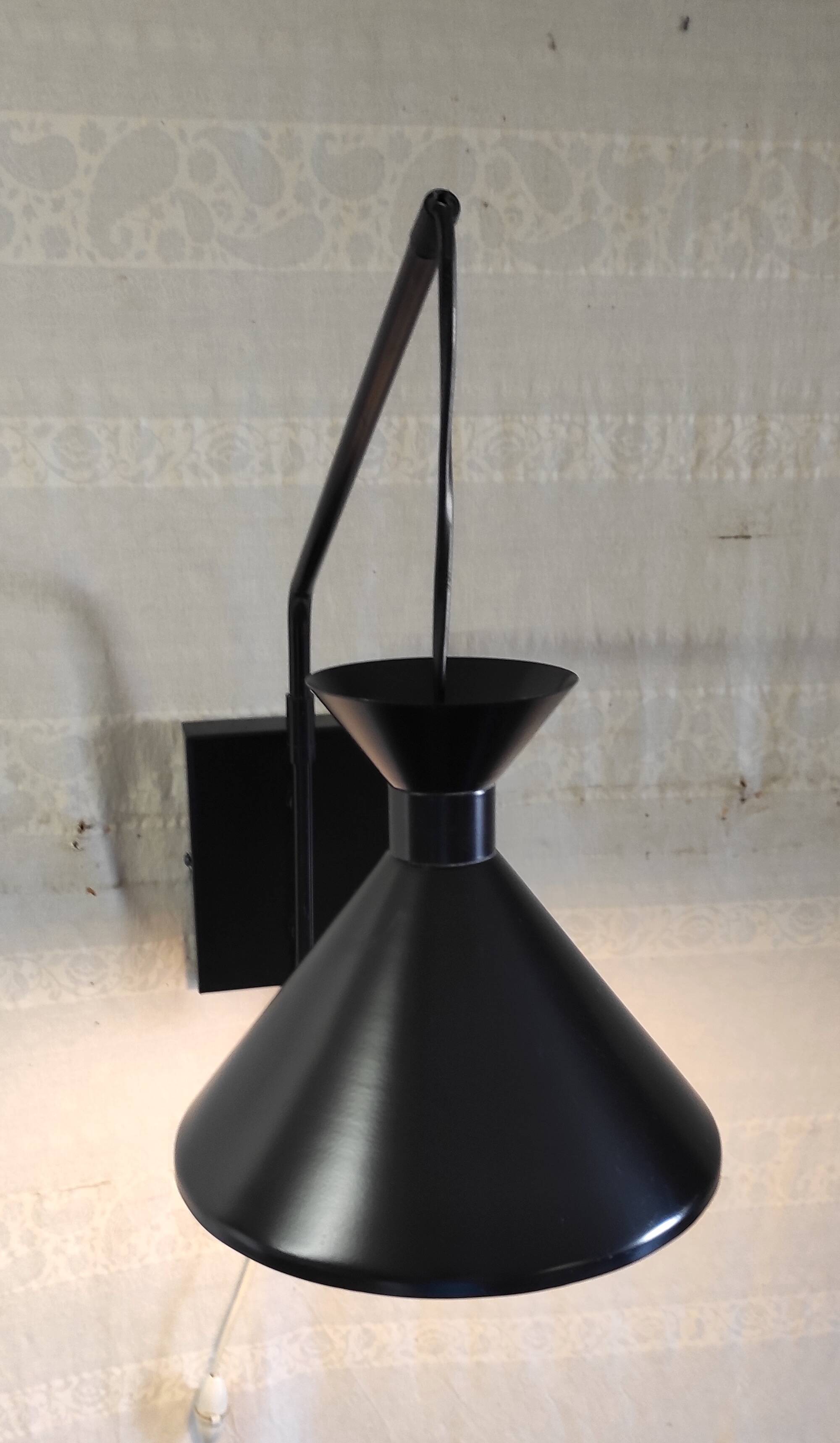 Applique avec potence articulée et abat-jour diabolo en métal noir