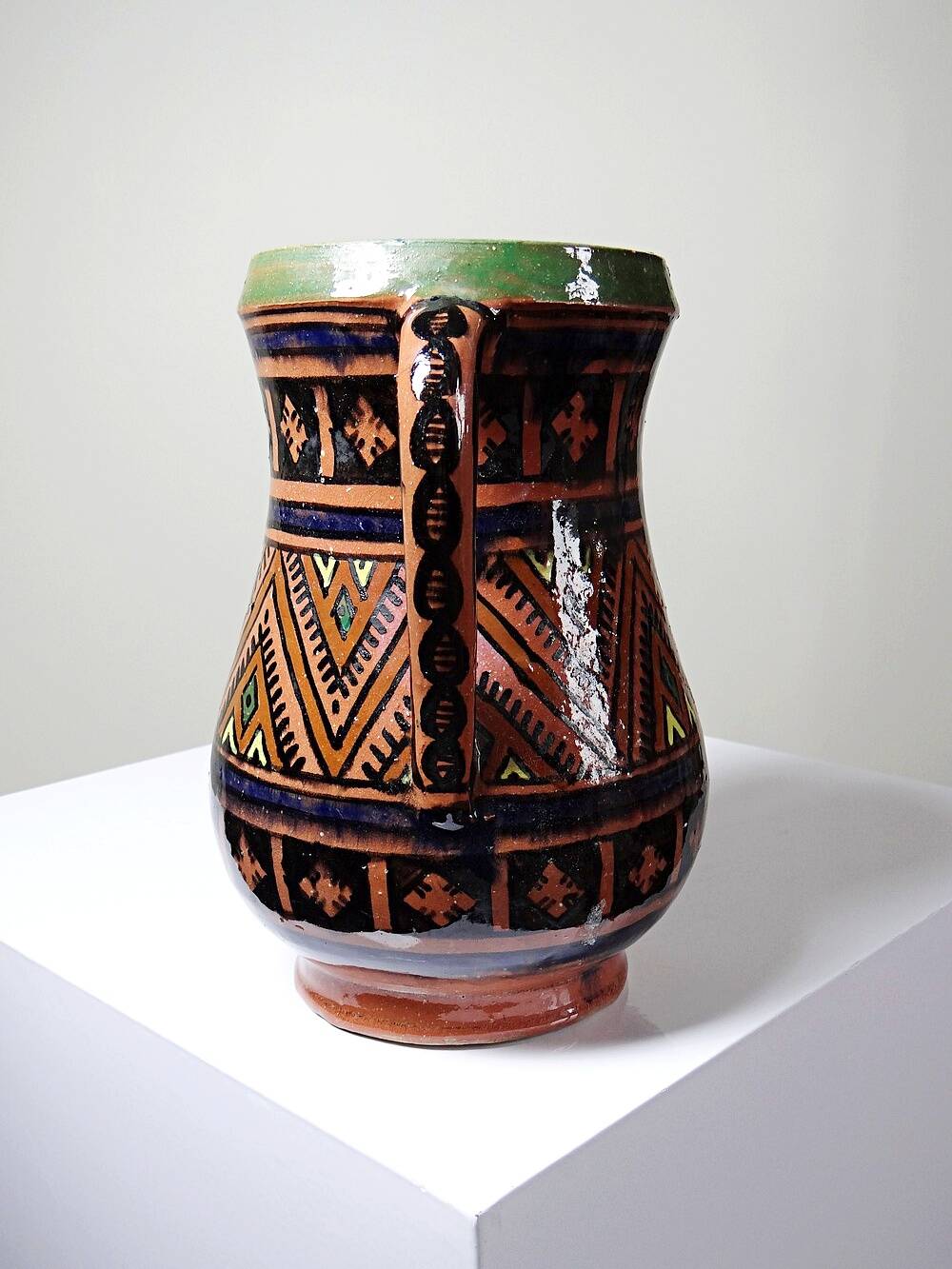 Large Moroccan vase from Safi, polychrome terracotta with two handles, from the 1950s to 1970s.