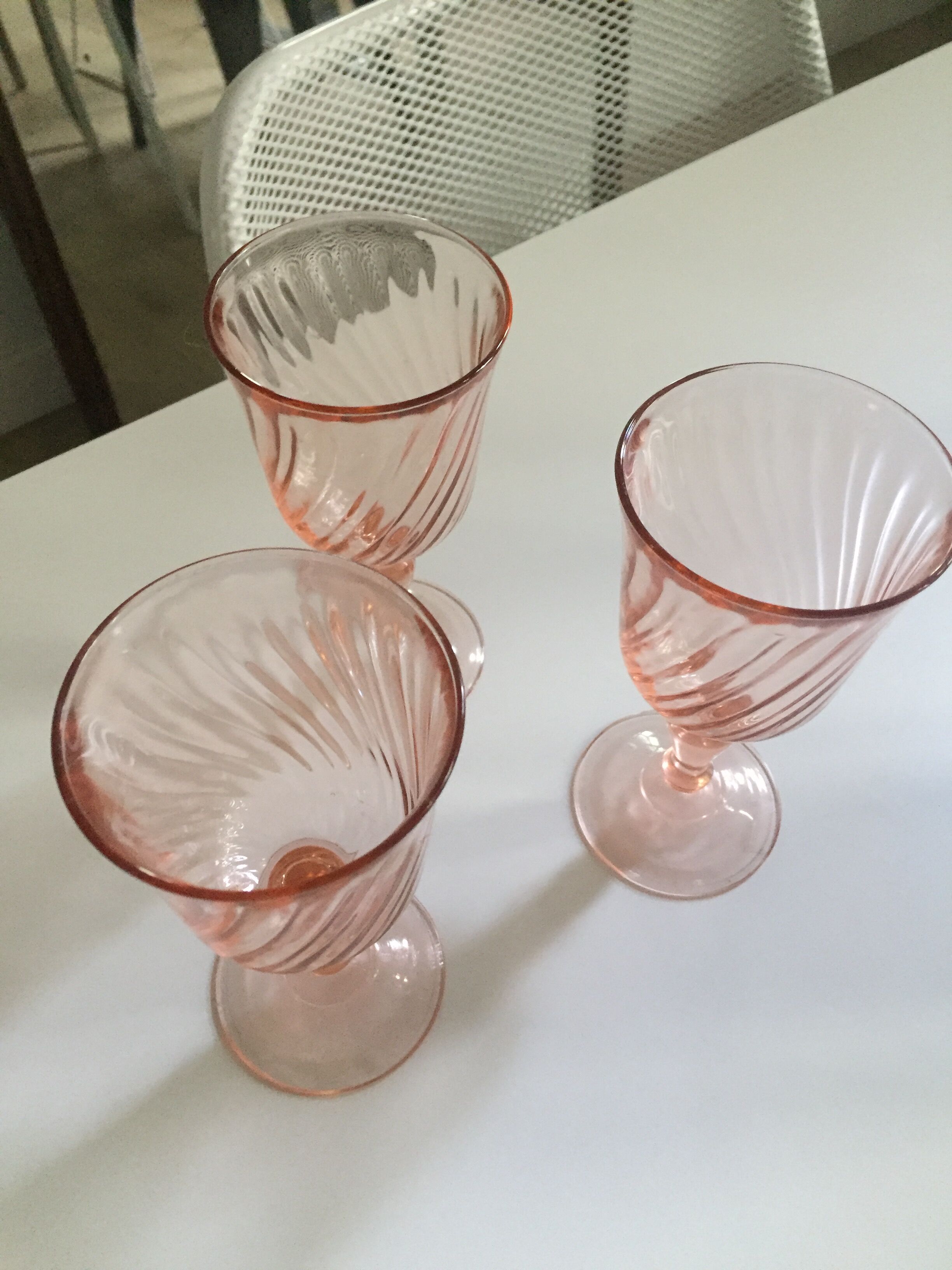 Trio de verres sur pied rose