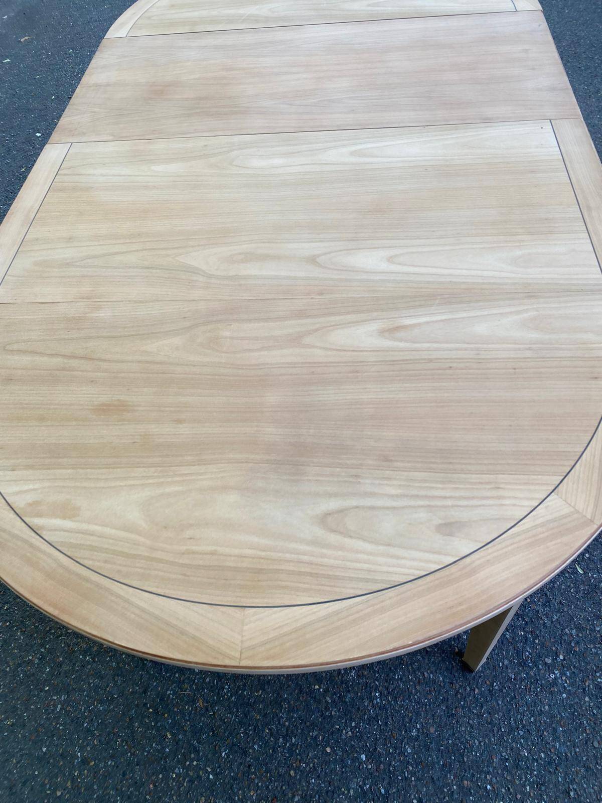 Table ronde extensible style Directoire rénovée en bois clair  avec 2 rallo