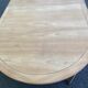 Table ronde extensible style Directoire rénovée en bois clair  avec 2 rallo