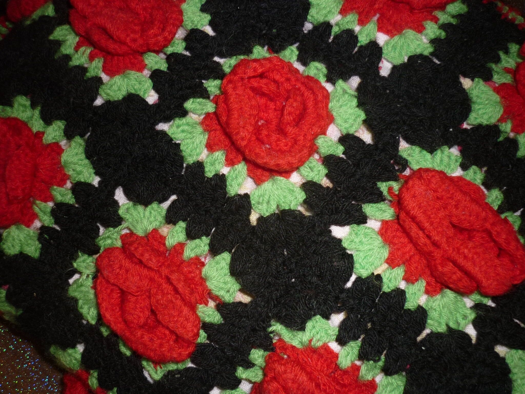 Housse de coussin crochet noir vert et rouge 35X50
