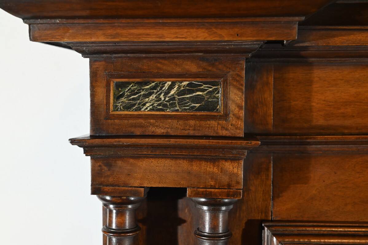 Petit Buffet Deux Corps en Noyer Massif, style Renaissance – Milieu XIXe
