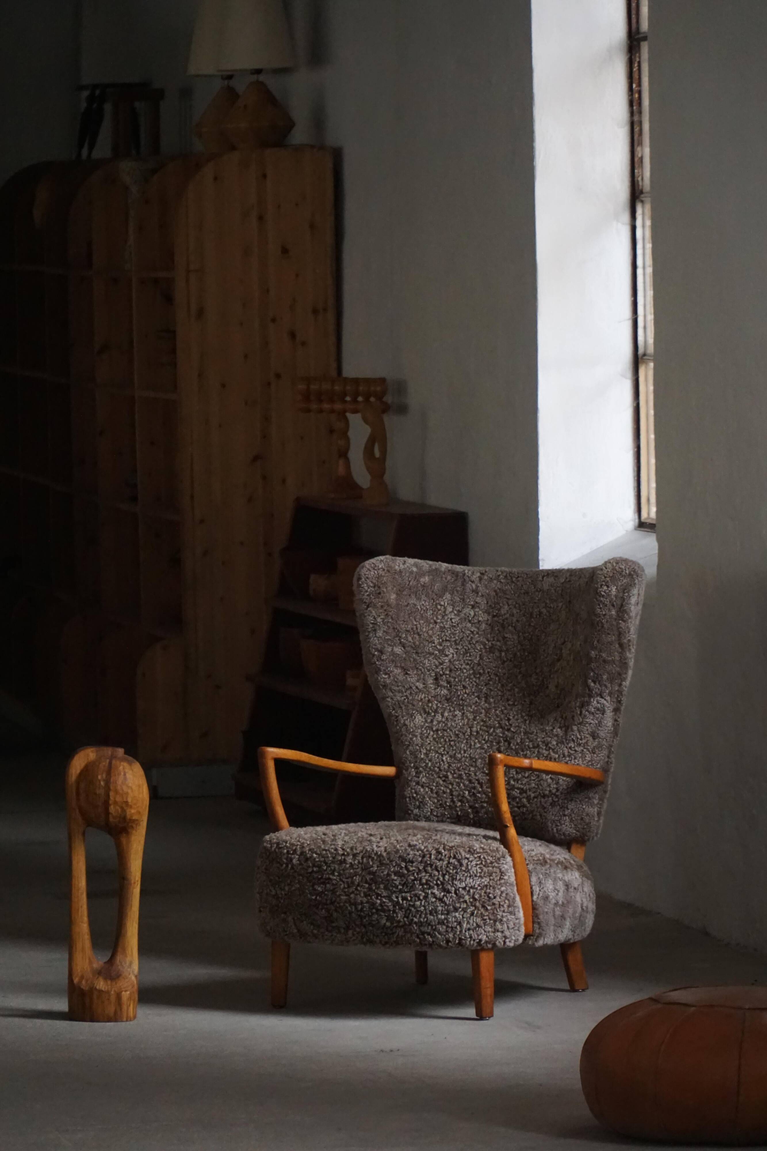 High-backed chaise longue in oak and lambswool, Danish Modern, Viggo Boesen, 1950s.